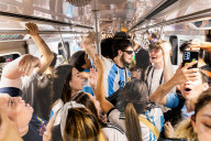 FUSSBALL-WM Katar - Buenos Aires: Fans feiern den Finaleinzug Argentiniens