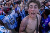 FUSSBALL-WM Katar - Buenos Aires: Fans feiern den Finaleinzug Argentiniens