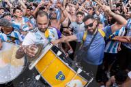 FUSSBALL-WM Katar - Buenos Aires: Fans feiern den Finaleinzug Argentiniens