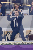 FUSSBALL-WM Katar - Präsident Emmanuel Macron jubelt mit beim Halfinal Frankreich gegen Marokko