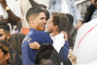 FUSSBALL-WM Katar - Spieler mit Familie auf der Tribüne während des Halbfinalspiels "Frankreich - Marokko". 