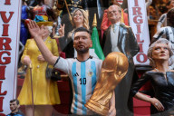 FUSSBALL-WM Katar - Die Statue von Messi mit dem Fußballweltpokal, ein Werk des Kunsthandwerkers Di Virgilio in Neapel
