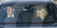 ROYALS - Camilla  trifft in Windsor zum Weihnachtsessen ein, das König Charles für die Mitglieder der königlichen Familie gibt