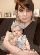 FEATURE - Karen Elliott fertigt lebensechte Babypuppen für Frauen, die Fehlgeburten erlitten haben