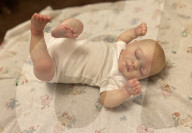 FEATURE - Karen Elliott fertigt lebensechte Babypuppen für Frauen, die Fehlgeburten erlitten haben