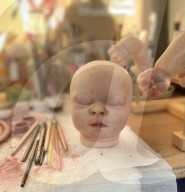 FEATURE - Karen Elliott fertigt lebensechte Babypuppen für Frauen, die Fehlgeburten erlitten haben