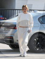 PREMIUM EXCLUSIVE Jennifer Lopez dresses down in sweats for Christmas shopping Part2