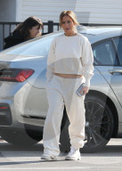 PREMIUM EXCLUSIVE Jennifer Lopez dresses down in sweats for Christmas shopping Part2