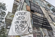 Protestpamphlete an der Hausfassade der Rigaerstrasse 94,    in Friedrichshain, Berlin