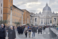 NEWS - Die Menschen auf dem Petersplatz stehen Schlange, um dem Leichnam von Benedikt XVI. zu sehen