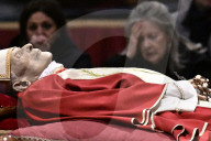 NEWS - Der emeritierte Papst Benedikt XVI. wird im öffentlichen Petersdom aufgebahrt 
