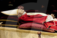 Emeritierter Papst in der Basilika Sankt Peter für die Öffentlichkeit aufgebahrt