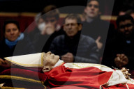 Emeritierter Papst in der Basilika Sankt Peter für die Öffentlichkeit aufgebahrt