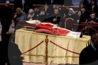 Emeritierter Papst in der Basilika Sankt Peter für die Öffentlichkeit aufgebahrt