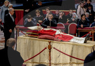 Emeritierter Papst in der Basilika Sankt Peter für die Öffentlichkeit aufgebahrt