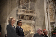ROYALS - Abschied von Benedikt XVI: Königin Sofia am dritten Tag der Aufbahrung des früheren Papstes im Petersdom