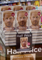 ROYALS - Schon zum halben Preis zu haben: Das Buch von Prinz Harry "Spare"