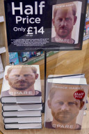 ROYALS - Schon zum halben Preis zu haben: Das Buch von Prinz Harry "Spare"