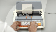 FEATURE -  KI-gesteuerte Schreibmaschine beantwortet Fragen und schreibt Gedichte