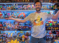 FEATURE - Michael Irving hat ein ganzes Zimmer seinen Simpsons Erinnerungsstücken gewidmet
