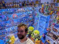 FEATURE - Michael Irving hat ein ganzes Zimmer seinen Simpsons Erinnerungsstücken gewidmet