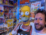 FEATURE - Michael Irving hat ein ganzes Zimmer seinen Simpsons Erinnerungsstücken gewidmet