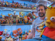 FEATURE - Michael Irving hat ein ganzes Zimmer seinen Simpsons Erinnerungsstücken gewidmet