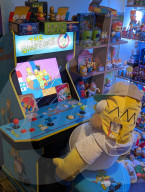 FEATURE - Michael Irving hat ein ganzes Zimmer seinen Simpsons Erinnerungsstücken gewidmet