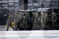 NEWS - Ein Leopard 2 A6 Kampfpanzer beim Besuch von Bundesverteidigungsminister Boris Pistorius beim Panzerbataillon 203