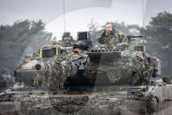 NEWS - Ein Leopard 2 A6 Kampfpanzer beim Besuch von Bundesverteidigungsminister Boris Pistorius beim Panzerbataillon 203