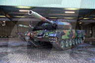 NEWS - Ein Leopard 2 A6 Kampfpanzer beim Besuch von Bundesverteidigungsminister Boris Pistorius beim Panzerbataillon 203