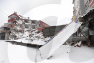NEWS - Erdbeben Türkei-Syrien: Zerstörte Bauten unter Schnee