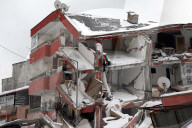 NEWS - Erdbeben Türkei-Syrien: Zerstörte Bauten unter Schnee