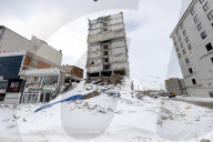 NEWS - Erdbeben Türkei-Syrien: Zerstörte Bauten unter Schnee