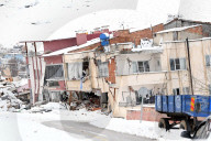 NEWS - Erdbeben Türkei-Syrien: Zerstörte Bauten unter Schnee
