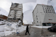 NEWS - Erdbeben Türkei-Syrien: Zerstörte Bauten unter Schnee