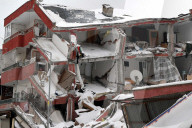 NEWS - Erdbeben Türkei-Syrien: Zerstörte Bauten unter Schnee
