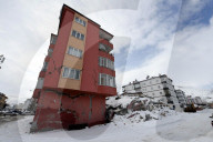 NEWS - Erdbeben Türkei-Syrien: Zerstörte Bauten unter Schnee
