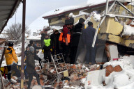 NEWS - Erdbeben Türkei-Syrien: Zerstörte Bauten unter Schnee