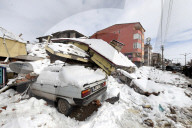 NEWS - Erdbeben Türkei-Syrien: Zerstörte Bauten unter Schnee