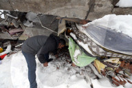 NEWS - Erdbeben Türkei-Syrien: Zerstörte Bauten unter Schnee