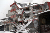 NEWS - Erdbeben Türkei-Syrien: Zerstörte Bauten unter Schnee