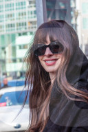 PEOPLE - Berlinale 2023: Anne Hathaway beim Photocall zum Kinofilm 'She Came to Me' 