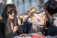 PEOPLE - Berlinale 2023: Anne Hathaway beim Photocall zum Kinofilm 'She Came to Me' 