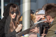 PEOPLE - Berlinale 2023: Anne Hathaway beim Photocall zum Kinofilm 'She Came to Me' 