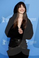 PEOPLE - Berlinale 2023: Anne Hathaway beim Photocall zum Kinofilm 'She Came to Me' 