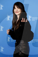PEOPLE - Berlinale 2023: Anne Hathaway beim Photocall zum Kinofilm 'She Came to Me' 