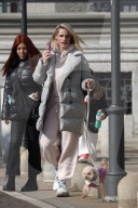PEOPLE - Michelle Hunziker spaziert mit ihren Töchtern in Mailand