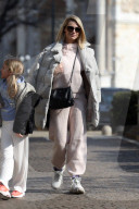 PEOPLE - Michelle Hunziker spaziert mit ihren Töchtern in Mailand