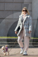 PEOPLE - Michelle Hunziker spaziert mit ihren Töchtern in Mailand